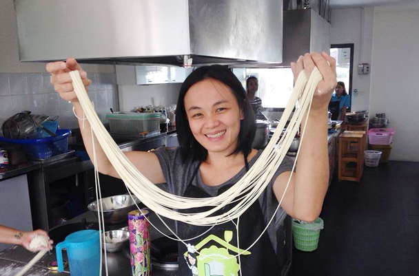 บะหมี่ดึงมือเส้นสดซี่โครงหมูตุ๋นพร้อมน้ำซุป